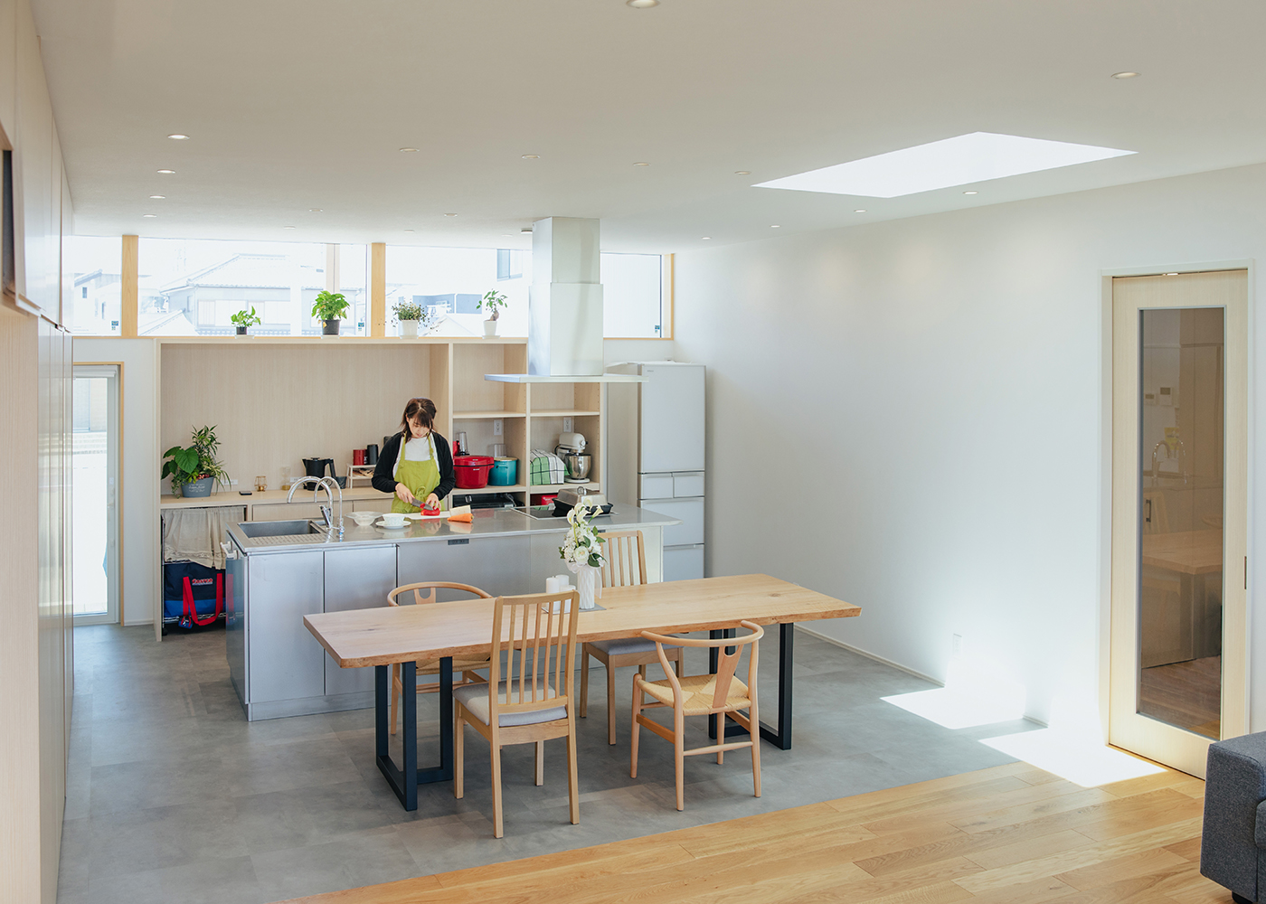 小幡建設【デザイン住宅、収納力、趣味】床の素材を変えてONとOFFのメリハリをつけたキッチンとダイニング