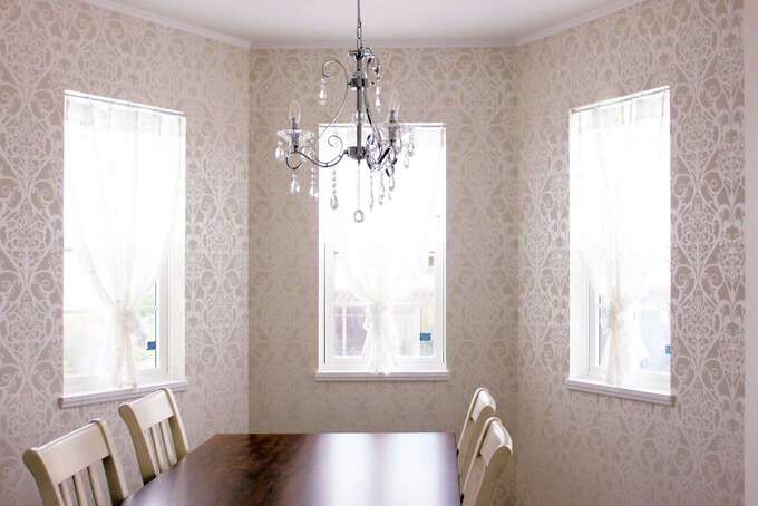 奥様こだわりの壁紙やシャンデリアが見事に調和。洋館の雰囲気を上品に演出