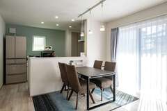 クロス、カーテン、照明は『イデキョウホーム』の女性コーディネーターが奥さまの好みを察知して厳選した