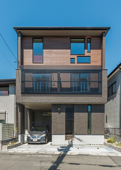 築30年の二階建てを壊し、木造三階建てに建て替えたM邸。3階の窓の形が独創的で、写真を撮っていく人もいるそう。2階の特注ルーバーが外観デザインのアクセントに。屋根に9kWのソーラーパネルを搭載し、毎月の光熱費をまかなっている