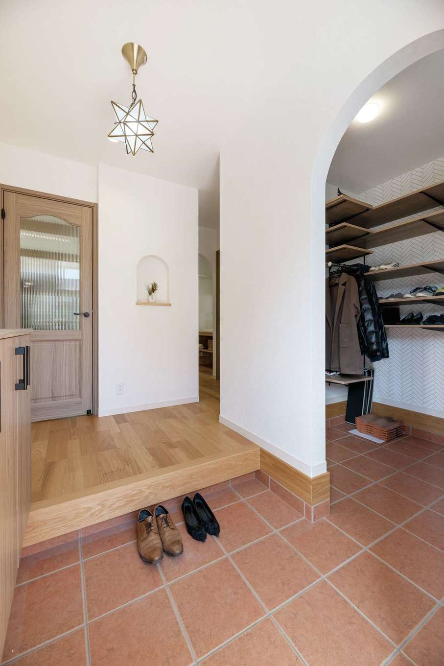 イーホーム【デザイン住宅、子育て、間取り】大容量のシューズクロークなので靴箱はコンパクトに