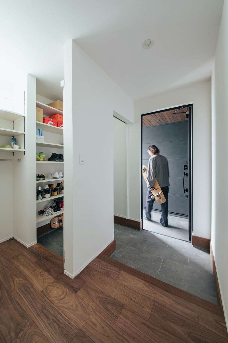 デザインハウス【デザイン住宅、間取り、平屋】家族用とゲスト用に分かれた玄関。軒天付きのポーチも広い雨よけに