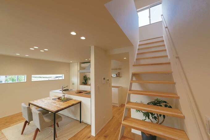 オープンな間取りが家族のつながりを育む。窓の高さや形状は隣家からの視線に配慮 