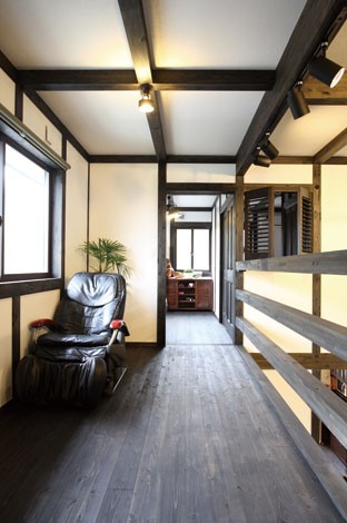 サイエンスホーム【デザイン住宅、狭小住宅、間取り】主寝室へといざなう杉板の廊下。そのぬくもりが心を和ませる