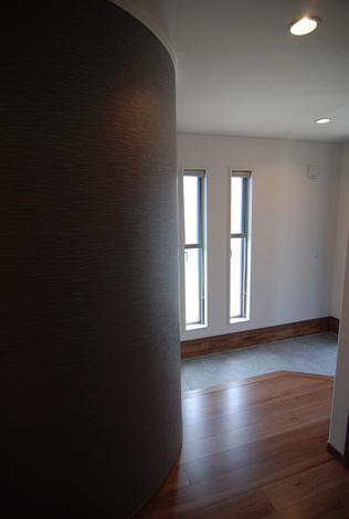 玄関は族一緒に靴が履けそうなくらい広々