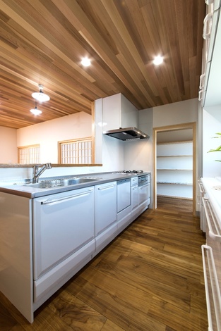 無垢のチーク床とスギ天井板で落ち着きのある対面キッチン