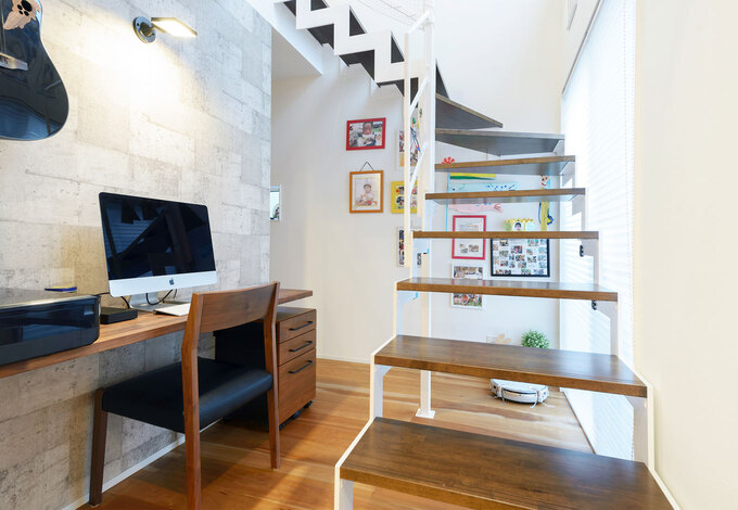 階段の横には造作でカウンターを設置し、ご主人の書斎コーナーに