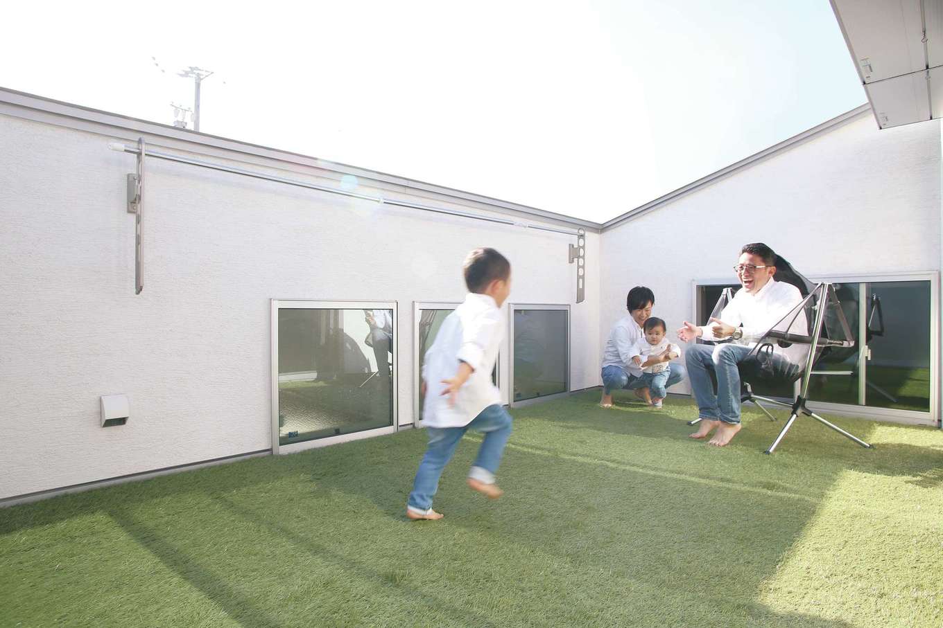 神谷綜合建設 カミヤの家【デザイン住宅、収納力、二世帯住宅】ご主人の念願を叶えた2階のベランダ。中庭のように囲まれていて、周りの視線を気にする必要はなく「夏は素っ裸で日向ぼっこもOK！（笑）」住宅街なのに開放的な、秘密の屋外空間になった