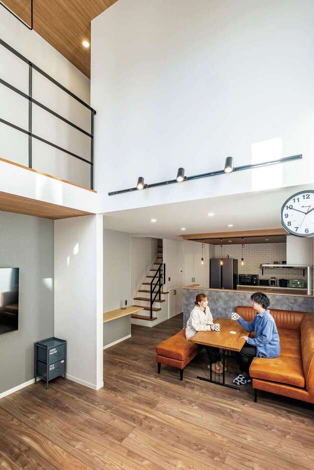 吹抜けの高い窓からたっぷりの光が射し込むLDK。居心地がいいので、高校生の長女も2階の個室にこもることなく、ここで家族と過ごすことが多い