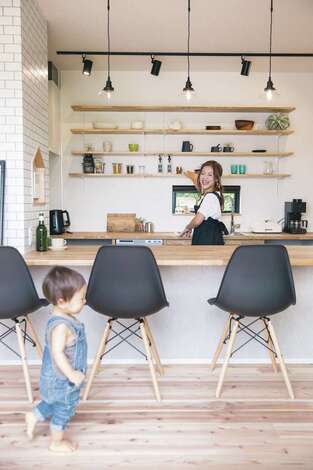 家事をしている最中でも、リビングダイニングを見渡すことができるカウンタースタイルのキッチン。イスに座っている人と会話を楽しめるようにしたいと考え、キッチンの床をリビングよりも一段低く設定している