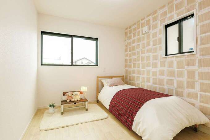 レンガ調のクロスが物語の世界へと誘う子ども部屋