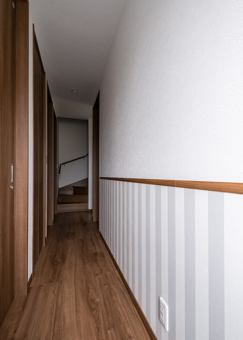 イデキョウホーム【デザイン住宅、省エネ、間取り】ストライプの壁紙がアクセント