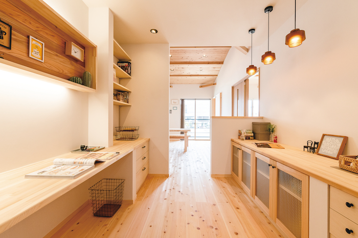 福工房【豊川市篠束町仲堀65-1・モデルハウス】2階寝室の奥に用意された書斎スペース。背後のウォークインも便利