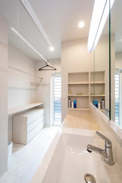 スタイリッシュで機能的な洗面スペース。広々とした空間と収納が備わり、快適な利用が可能である。