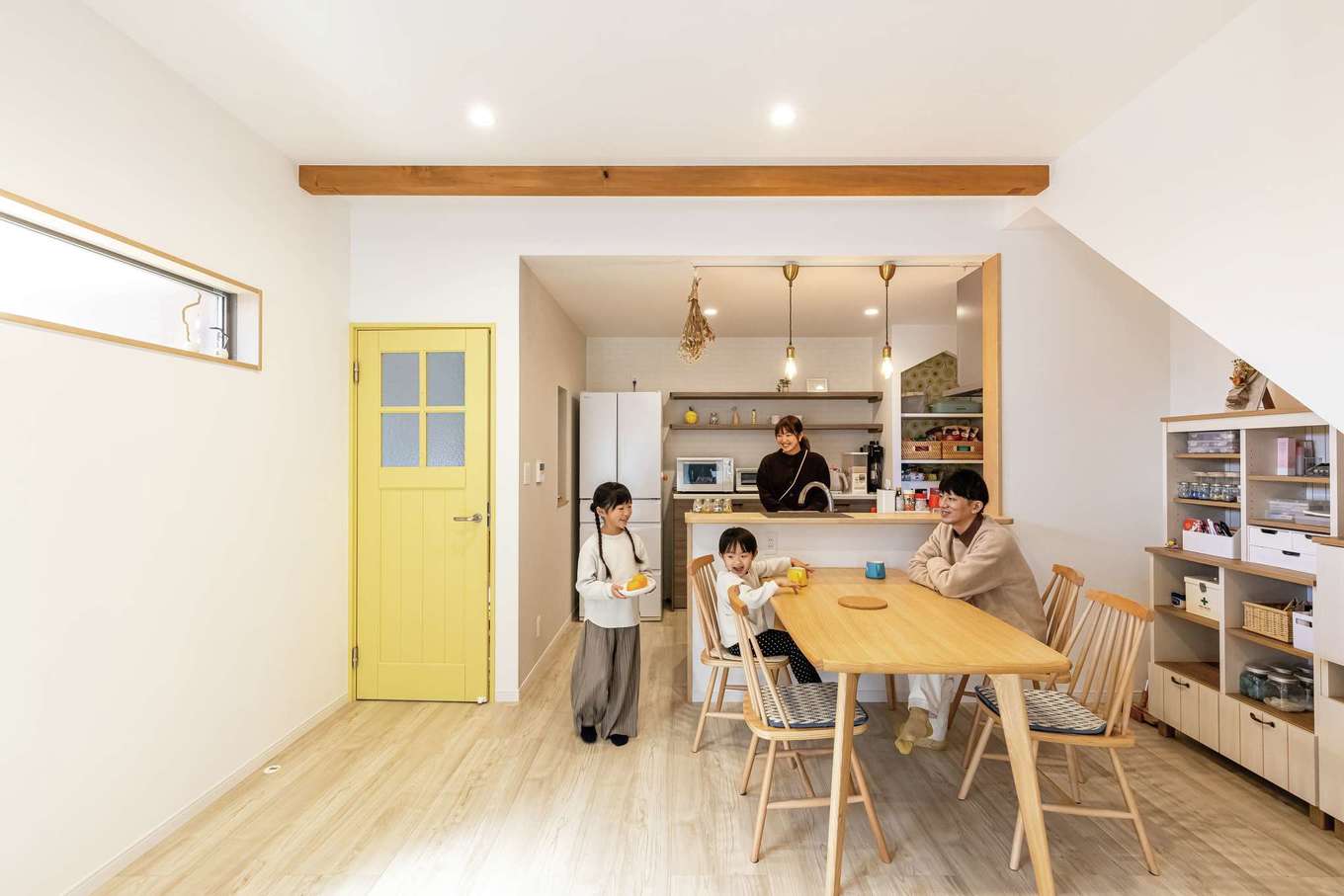 甲静ハウジング【子育て、収納力、間取り】奥さまの「好き」が詰まったカフェスタイルのダイニングキッチン。黄色いドアがやわらかなアクセントに