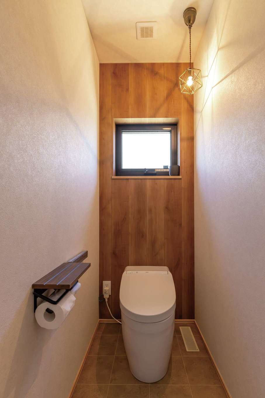 神谷綜合建設 カミヤの家【子育て、省エネ、平屋】玄関ホールに設けたゲスト用トイレ。奥さまが一目ぼれしたペンダントライトと、木目調のアクセントウォールがおしゃれ