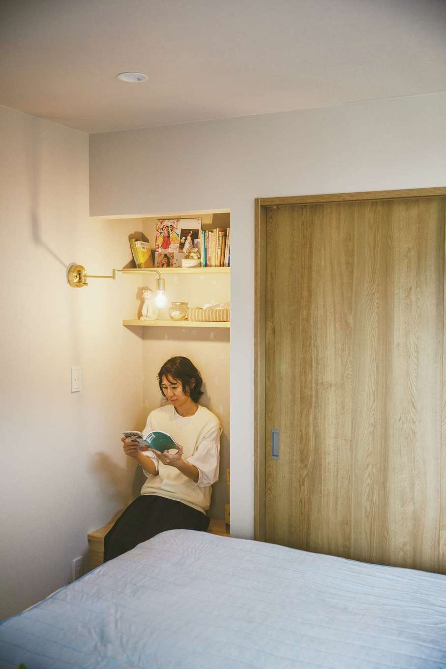 フジモクの家（富士木材）【自然素材、間取り、平屋】寝室の一角には奥さま希望の読書スペースを。限られた空間だが、おこもり感とやさしい明るさに癒される