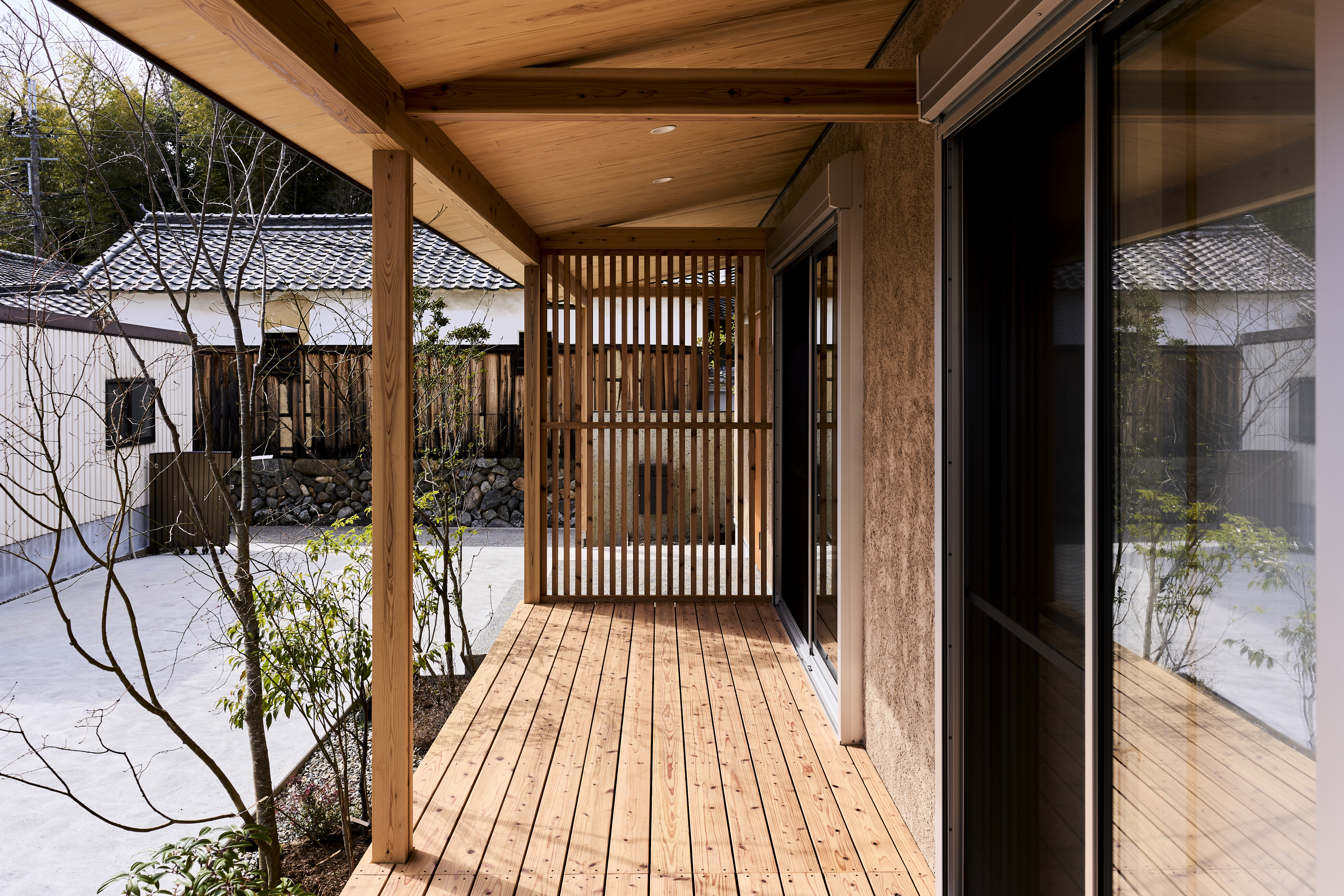 KEN建築工房｜木の温もりと自然光が調和し、リラックスした時間を過ごせる空間となっている。庭との一体感が心地よく、プライバシーを守るため格子も設置しています。