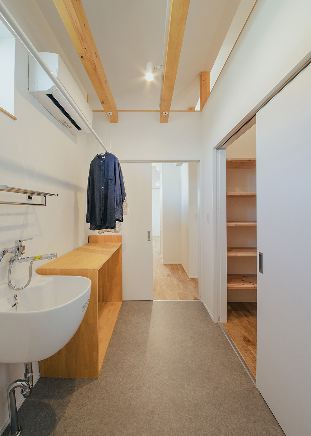 ainoa.life くらはし建築【省エネ、平屋、収納力】ランドリーにはスロップシンクを設け、靴などを気軽に手洗いできるようにした