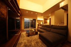 広々としたリビングダイニングは、暖かな照明が落ち着いた雰囲気を醸し出す空間。庭に面した大きな窓から光が差し込み、居心地の良さを感じる設計。