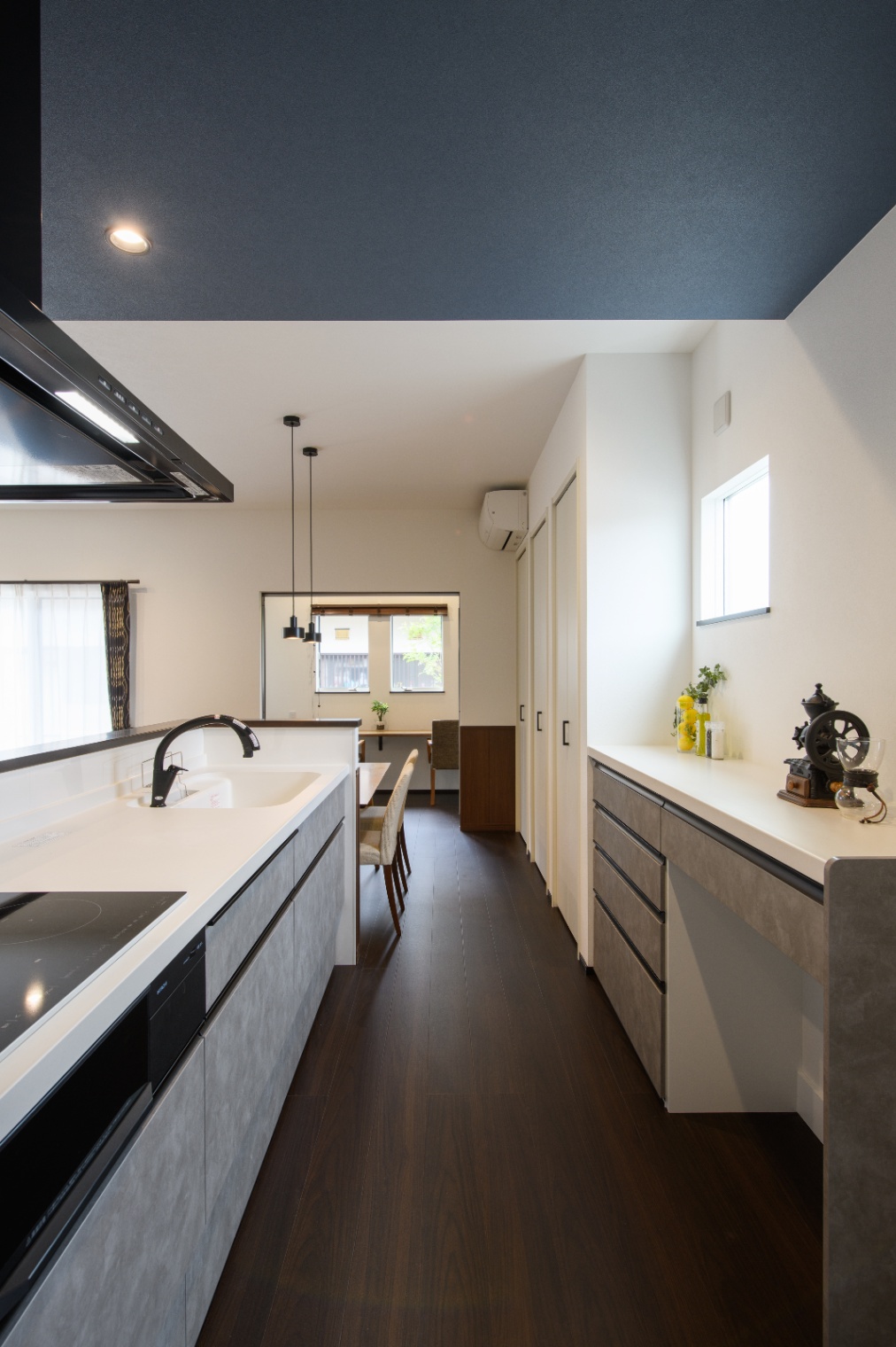 Sus∞Eco Home（サスエコホーム）｜モダンなキッチンデザイン。広いカウンターと収納スペースが特徴で、効率的に料理ができる環境が整っている。