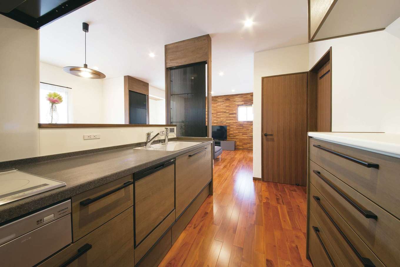 エコハウジング【デザイン住宅、自然素材、省エネ】建具の色、質感に合わせてコーディネートしたTOCLASのキッチン。1階全体と庭まで見渡せるので奥さまも安心