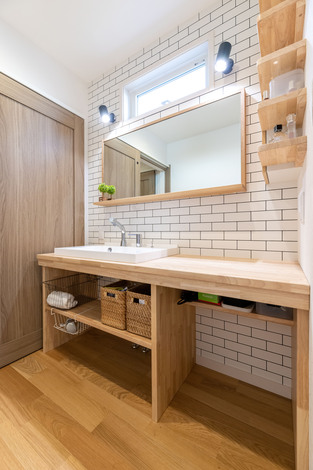 脱衣室とセパレートにした造作洗面カウンター