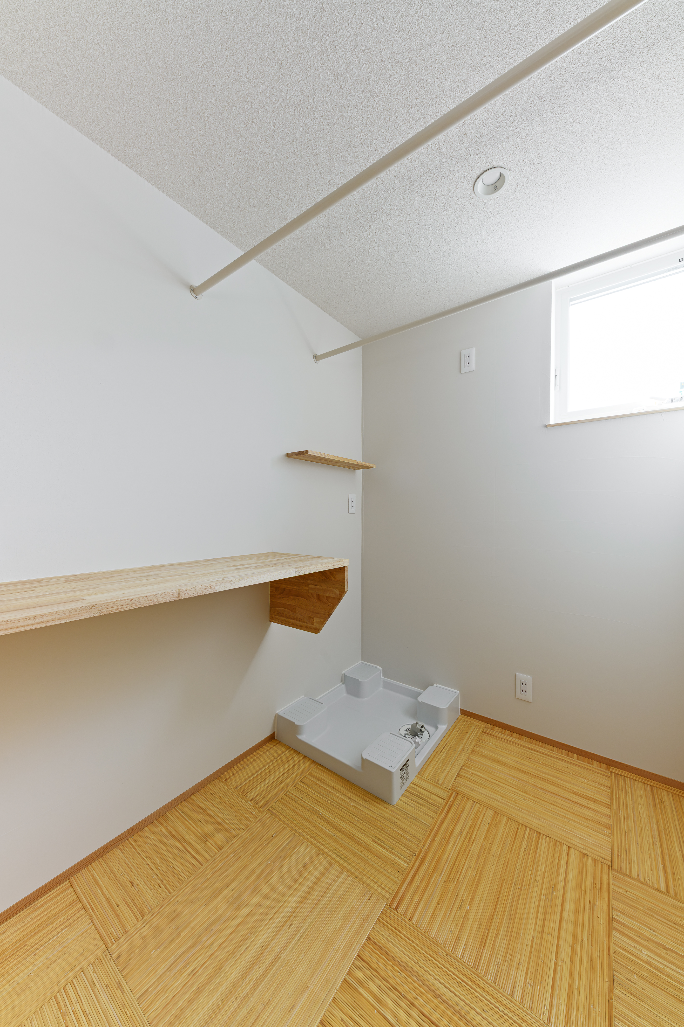 エムズアソシエイツ｜籐タイルを採用。