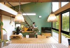 2階LDKは、ロフトに繋がる階段と造作のTV台を合体させるなど、空間をセンスよく合理化