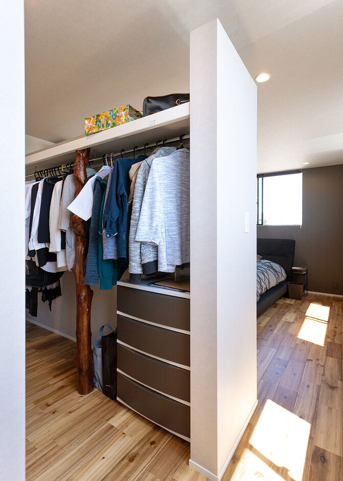 寝室の隣に設けたクローゼット