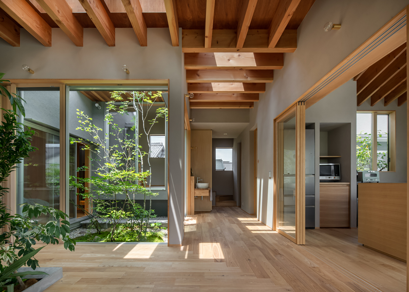 m+h（エムアンドエイチ）建築設計スタジオ【自然素材、建築家、平屋】用途を限定しない余白スペースは、生活に自由度と豊かさをもたらす