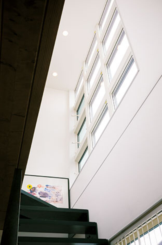 階段上の吹抜け空間。12連の窓は左端の3枚のみ開閉自由。部屋の照明が浮かび上がるトワイライトの外観は言い尽くせないほどの美しさ