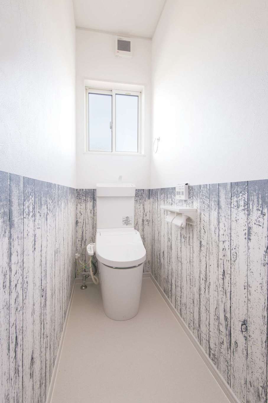 エコハウジング【デザイン住宅、自然素材、省エネ】シャビーな雰囲気のクロスを貼って遊び心を演出したラバトリー