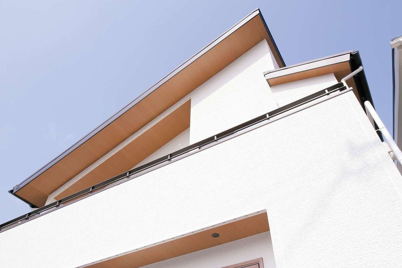 片桐建設【1000万円台、デザイン住宅、自然素材】軒天すべてに木目のサイディングを採用し、さらに黒フチを付けて程よい緊張感を演出