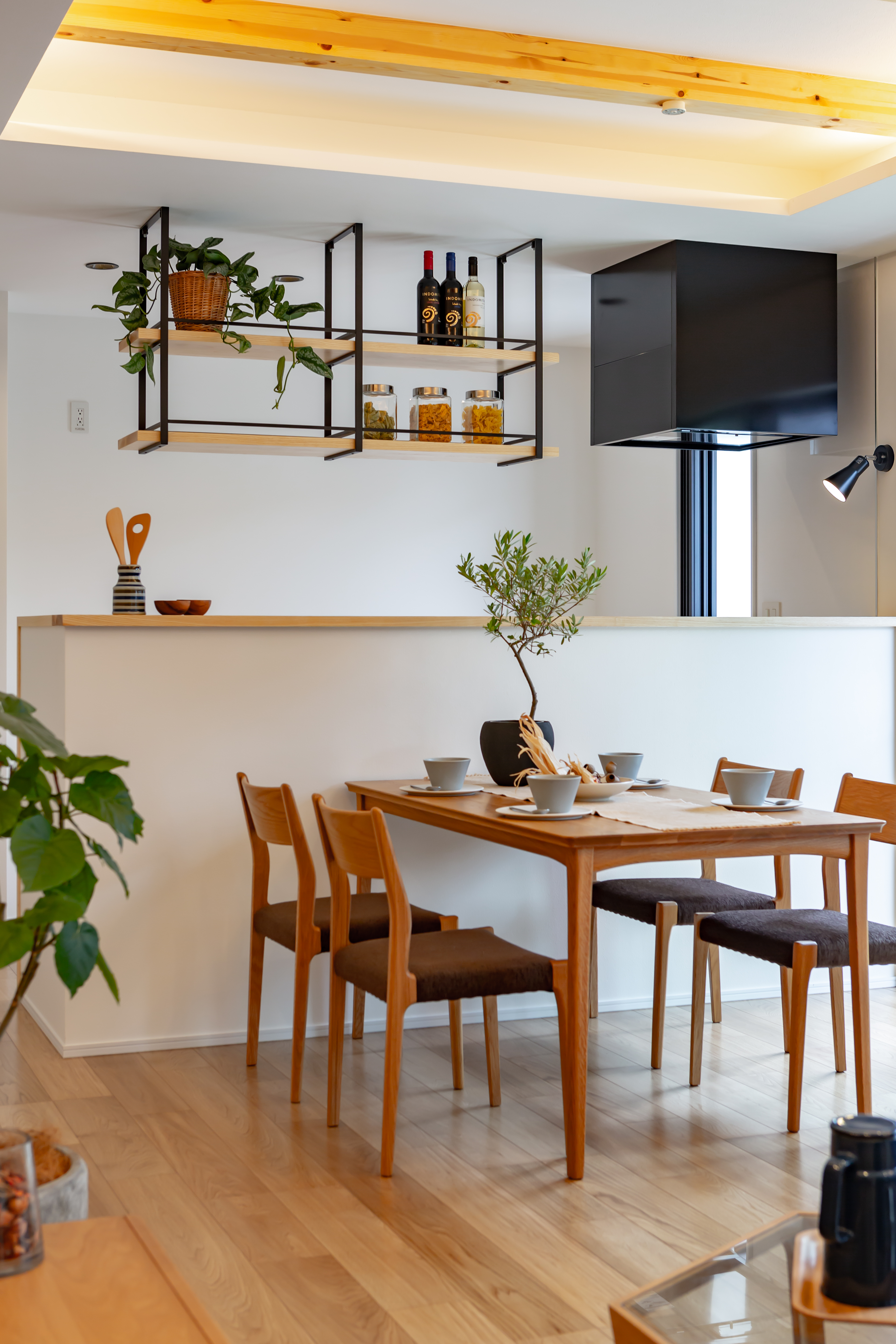 ムニカデザイン（まほろばホーム）｜天井から吊るすタイプのアイアンラックを取り入れ、ダイニングの表情がぐっとスタイリッシュに。ラックにはドライフラワーや小さなグリーンを飾ることで、ヴィンテージ感とモダンな雰囲気が融合したインテリアに仕上げられます。