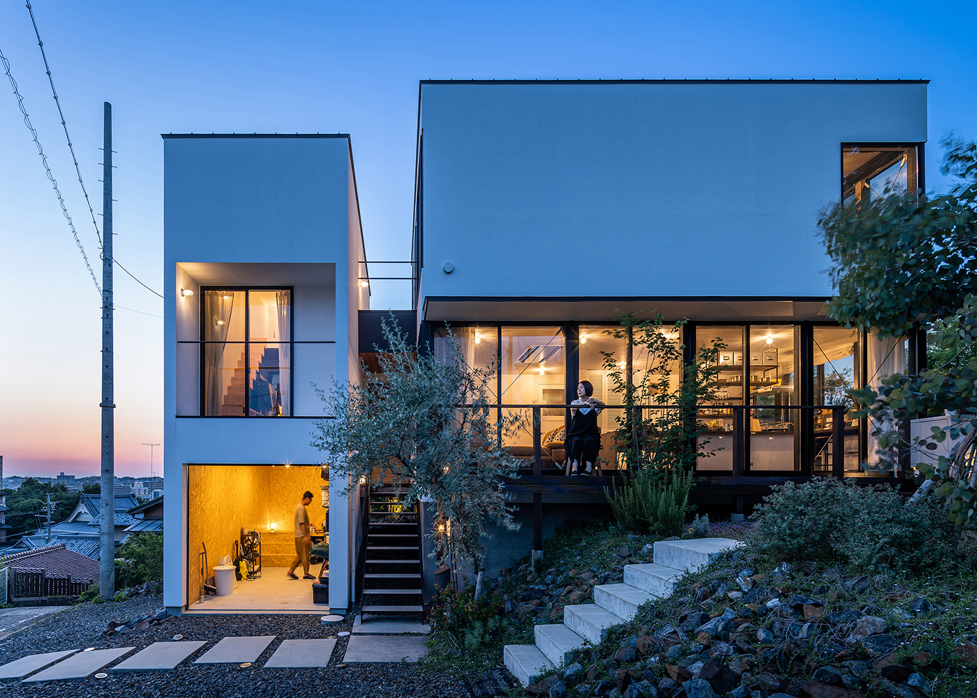 NATUREスペース【建築家、スキップフロア、ガレージ】夕暮れ時のK邸の外観
