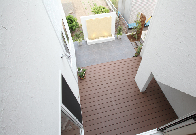 そよ風と光、そして水音を楽しむパティオ。家の中心にあるパティオは憩いの場。リビングの窓を開けるとやさしい陽射しと爽やかな風が吹き抜け、ウォーターガーデンからは小川のせせらぎのような軽やかな水の音が…。帰宅後、ここでゆっくりくつろぐのがご主人の楽しみとか