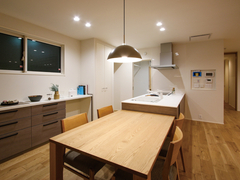 シンプルで温かみのあるダイニングスペース。木製のテーブルと椅子が温かい雰囲気を醸し出しており、家族団欒の場にぴったりである。