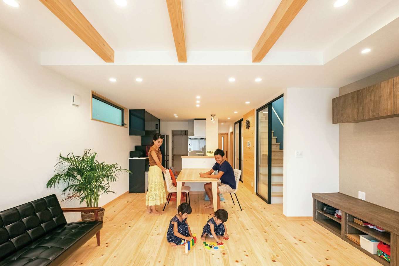 靖和工務店【子育て、狭小住宅、間取り】LDK、水回りと、生活のベースは2階に集約。パントリーを通って回遊でき、奥さまの家事動線も便利なフロアだ。家族が集まる空間にふさわしい明るいひのき材が清々しい。キッチンの位置や向きは、試行錯誤を重ね、最終的にこの位置に。おかげでリビングが広くなり、階段室からの明かりも充分に取り込める