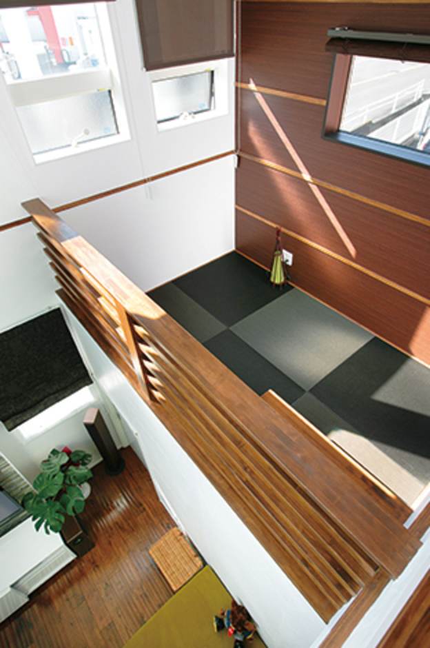 スキップフロアを活かして中2階に畳コーナーを設けた。掘りごたつ式の造作カウンターでご主人がPCをしたり、 長男のＳ君が宿題をすることも。1階の様子が見えるのもお気に入り。市松デザインの畳もステキ。