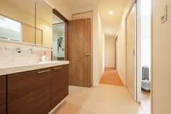 片付け・身支度も流れの中で！負担を減らす一直線＋周遊レイアウト