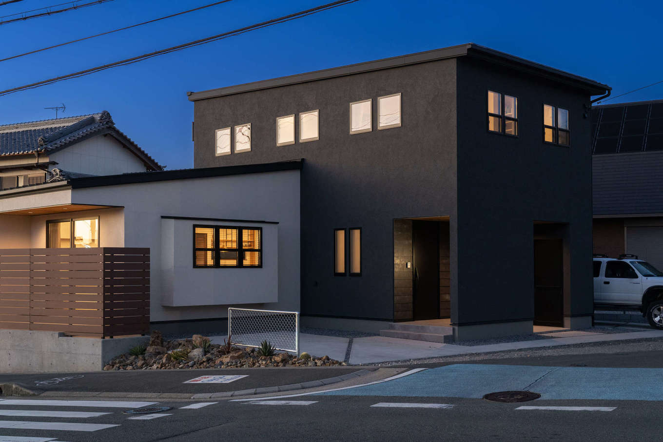 バルハウス【デザイン住宅、自然素材、間取り】ツートンのカラーで立体感を出した外観。ベランダを設けず、全体的にスッキリとした印象に。玄関ポーチはSOLIDOの外壁とレッドシダーの軒天を張り、雨に濡れないように仕上げた