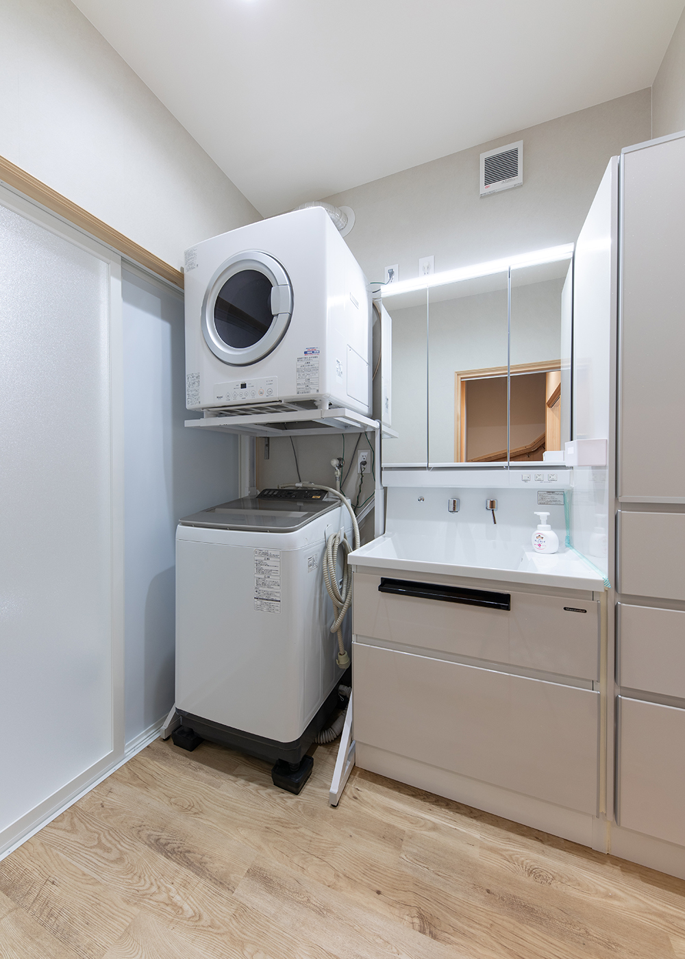 櫻 工務店【自然素材、狭小住宅、間取り】広めにした脱衣所は木目調フロアタイルで