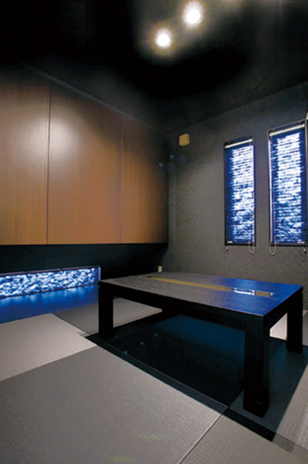 白で統一した空間の一角だけ、ご主人こだわりの黒を基調とした和室を設けた