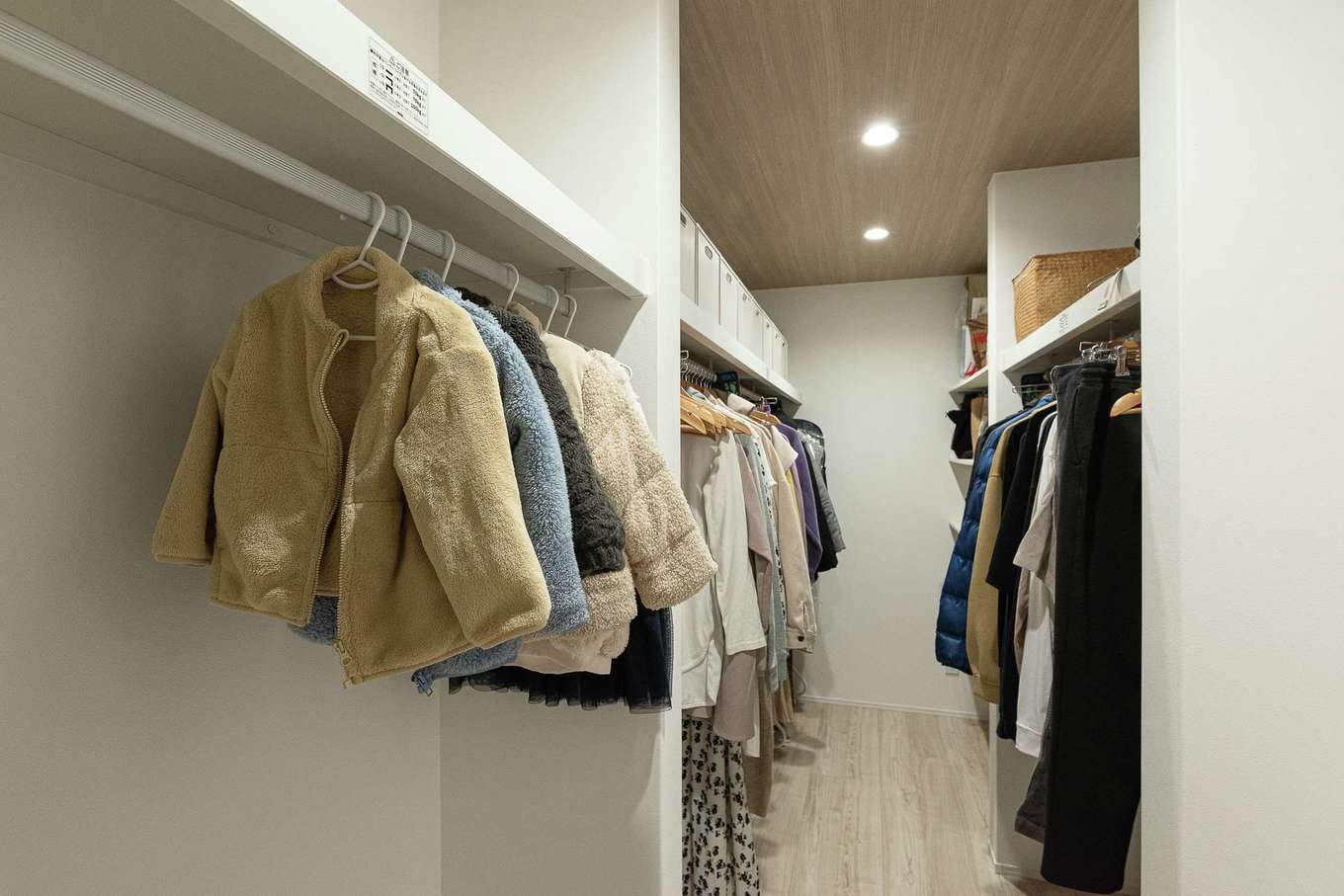 三和建設【デザイン住宅、子育て、間取り】2階に設けたファミリークローゼットは仕切りを上手に活用して、個人のスペースを割り振り