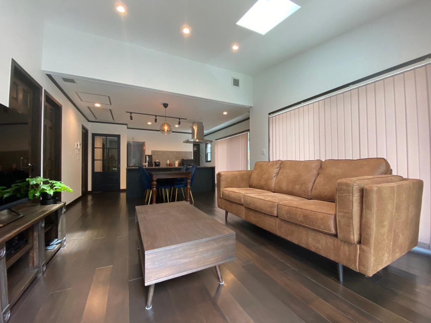 ジェネラルアメリカンホーム【デザイン住宅、平屋、ガレージ】リビングからの眺め。勾配天井を取り入れ、広々と開放感あふれる雰囲気を演出している