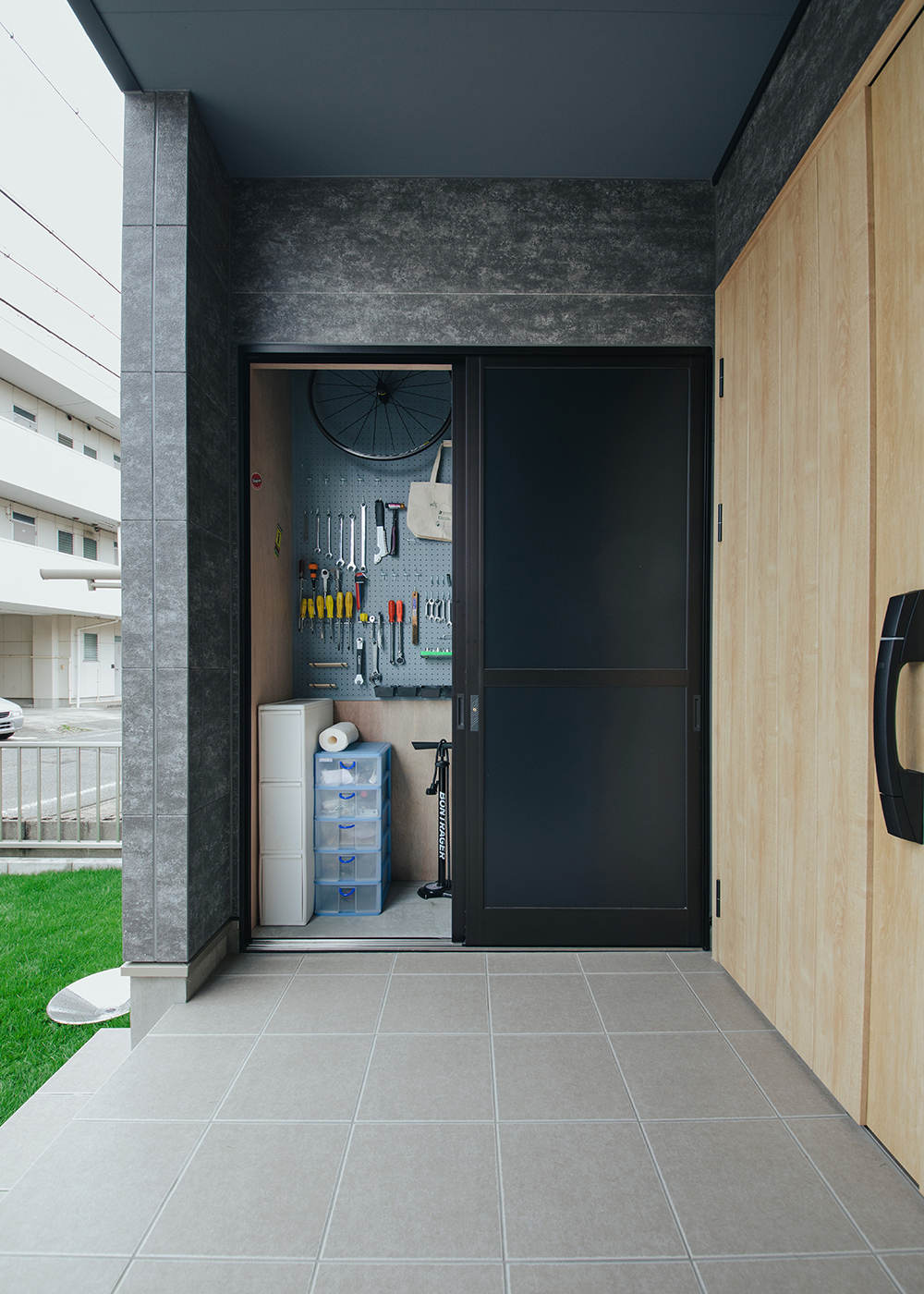 ナイスホーム【デザイン住宅、趣味、間取り】玄関脇につくった0.5畳のアウトドアストッカー。ご主人が車や自転車いじりを楽しむための工具が収まっている。きれいに整理整頓され、几帳面な性格がうかがわれる