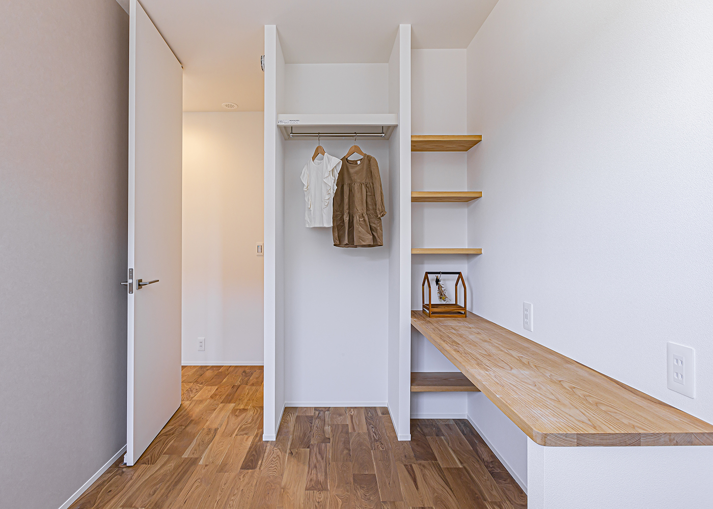 ARRCH アーチ【デザイン住宅、間取り、建築家】造作のカウンターと収納付きの子ども部屋