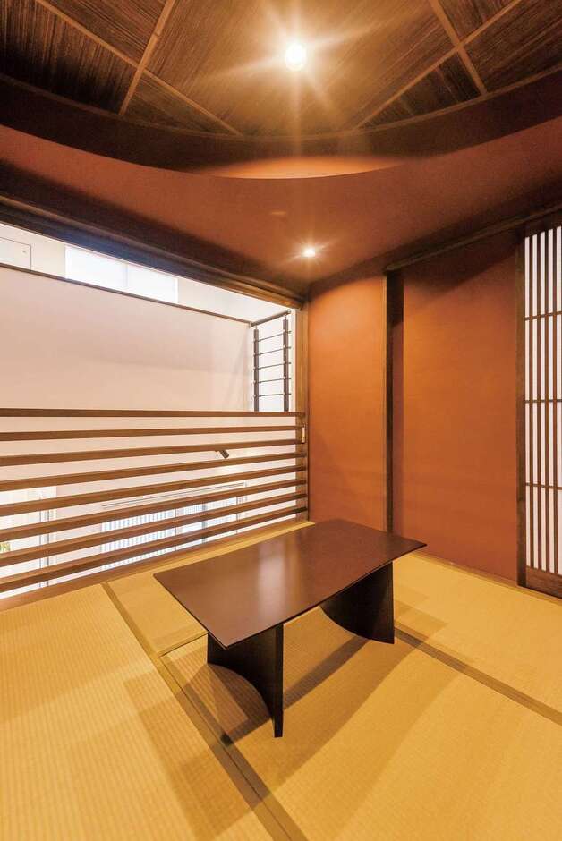 中2階にある和室。直線と曲線が織りなす雅な空間は創作居酒屋のように寛げる。豊かな風合いの薩摩中霧島壁は標準仕様で、抜群の消臭効果がある