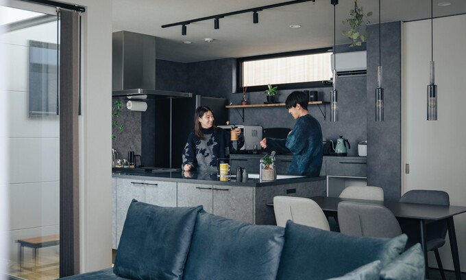 パントリーや背面収納を充実させることで、生活感を感じさせないキッチン